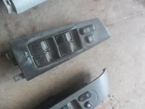 TOYOTA COROLLA 2004 ÇIKMA SOL ÖN CAM DÜĞMESİ PLASTİK ÇERÇEVESİ 2002 - 2003 - 2004 - 2005 - 2006 - 2007 Arası Modellerle Uyumludur