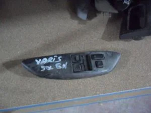 TOYOTA YARIS 2003 ÇIKMA SOL ÖN CAM DÜĞMESİ PLASTİK ÇERÇEVESİ 2000 - 2001 - 2002 - 2003 - 2004 - 2005 - 2006 Arası Modellerle Uyumludur