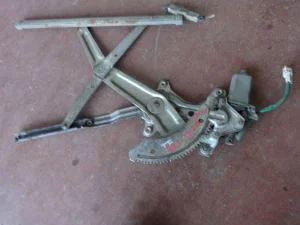 TOYOTA COROLLA 1999 ÇIKMA SAĞ ÖN CAM KİRKOSU 1999 - 2000 Arası Modellerle Uyumludur