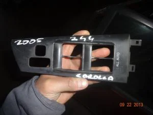 TOYOTA COROLLA 2006 ÇIKMA SOL ÖN CAM DÜĞMESİ PLASTİK ÇERÇEVESİ 2005 - 2006 - 2007 Arası Modellerle Uyumludur