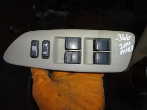 TOYOTA AURIS 2011 ÇIKMA SOL ÖN CAM DÜĞMESİ PLASTİK ÇERÇEVESİ 2011 - 2012 Arası Modellerle Uyumludur