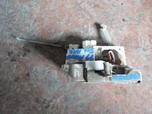 TOYOTA AVENSIS 2000 ÇIKMA SOL ARKA KAPI KİLİDİ 1999 - 2000 - 2001 Arası Modellerle Uyumludur