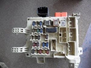 TOYOTA COROLLA 1999 ÇIKMA GÖĞÜS SİGORTA KUTUSU 1999 - 2000 Arası Modellerle Uyumludur