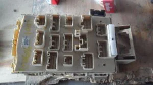 TOYOTA YARIS 2002 ÇIKMA HASARLI GÖĞÜS SİGORTA KUTUSU 2000 - 2001 - 2002 - 2003 Arası Modellerle Uyumludur