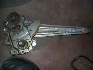 TOYOTA COROLLA 1999 ÇIKMA SAĞ ARKA MANUEL CAM KİRKOSU 1999 - 2000 Arası Modellerle Uyumludur