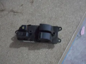 TOYOTA COROLLA 2004 ÇIKMA HASARLI SOL ÖN CAM DÜĞMESİ 2002 - 2003 - 2004 - 2005 - 2006 - 2007 Arası Modellerle Uyumludur