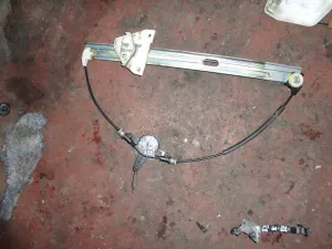 MAZDA 3 2010 ÇIKMA SAĞ ÖN CAM KİRKOSU 2009 - 2010 - 2011 Arası Modellerle Uyumludur