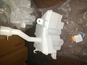 TOYOTA COROLLA 2012 YENİ YAN SANAYİ CAM SU BİDONU 2011 - 2012 - 2013 Arası Modellerle Uyumludur